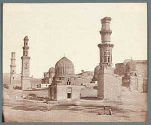 Egypti. Kairo. Eteläinen nekropoli. Etualalla Ali Badr al-Karafin mausoleumin minareetti (1300-1310), taustalla mamelukkien ajalta peräisin oleva Kusumin minareetti tekijältä James Robertson