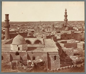 Egypti. Kairo. Yleiskuva – taustalla madrasa – Umm As-Sultan Sza