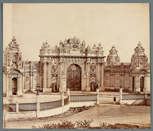 Istanbul. Dolmabahçen palatsi [Dolmabahçe Sarayı] - portti tekijältä James Robertson