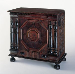 Joseph ja Bathsheba paavi veistetty ja sovellettu arvoesineiden kaappi, Salem, Massachusetts, 1679 tekijältä James Symonds