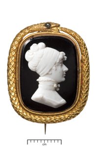 Prinsessa Charlotten kuoleman kultainen muistorintaneula, n. 1817 (mustavalkoinen lasi asetettu kultaan timantilla)