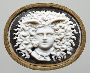 Medusa - James Tassien työpajan johtaja (1735-1799). Värillinen lasi, kullattu paperi