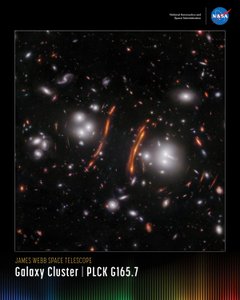 Galaxy Cluster PLCK G165.7 -minijuliste tekijältä James Webb Space Telescope (NASA)