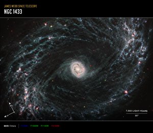 NGC 1433 (MIRI-kompassikuva) tekijältä James Webb Space Telescope (NASA)