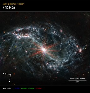 NGC 7496 (MIRI-kompassikuva) tekijältä James Webb Space Telescope (NASA)
