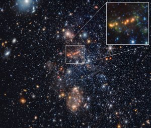 Sextans A:n PAH-alueen lähikuva (NIRCam- ja MIRI-kuva) tekijältä James Webb Space Telescope (NASA)
