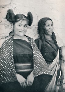 Arizonalainen hopi-tyttö ja hänen äitinsä, 1912 tekijältä James and Pierce