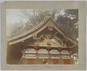 Varasto osoitteessa Tōshō-gū, Nikko, Japani (käsinvärinen mustavalkokuva) tekijältä Japanese Photographer