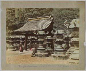 Pronssiset lyhdyt temppelin ulkopuolella Uyeno Parkissa, Tokiossa, Japanissa (käsinvärinen mustavalkokuva) tekijältä Japanese Photographer