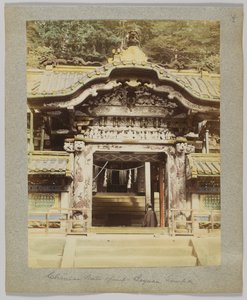 Chinese Gate, Tōshō-gū, Nikko, Japani (käsinvärinen mustavalkokuva) tekijältä Japanese Photographer