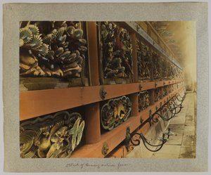 Yksityiskohta esteestä Tōshō-gūn ulkoaidassa, Nikko, Japani (käsinvärinen mustavalkokuva) tekijältä Japanese Photographer