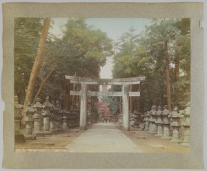 Sisäänkäynti temppeliin Uyeno Parkissa, Tokiossa, Japanissa (käsinvärinen mustavalkokuva) tekijältä Japanese Photographer