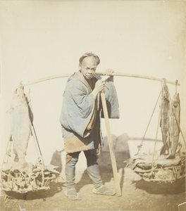 Kalastaja saaliineen (käsinvärinen mustavalkokuva) tekijältä Japanese Photographer