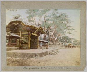 Gate of the Temple of the 6th Shogun, Shiba Park, Tokio, Japani (käsinvärinen mustavalkokuva) tekijältä Japanese Photographer