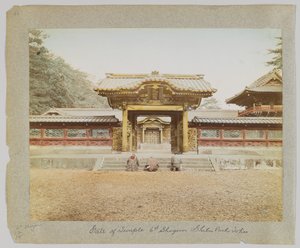 Gate of the Temple of the 6th Shogun, Shiba Park, Tokio, Japani (käsinvärinen mustavalkokuva) tekijältä Japanese Photographer
