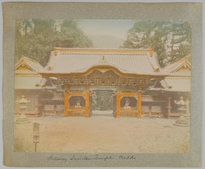 Gateway of Jemitsu Temple, Nikko, Japani (käsinvärinen mustavalkokuva) tekijältä Japanese Photographer