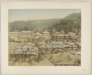 Yleisnäkymä Maruyama Parkista, Kioto, Japani (käsinvärinen mustavalkokuva) tekijältä Japanese Photographer
