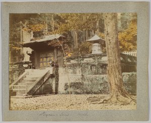 Ieyasun hauta, Nikko, Japani (käsinvärinen mustavalkokuva) tekijältä Japanese Photographer