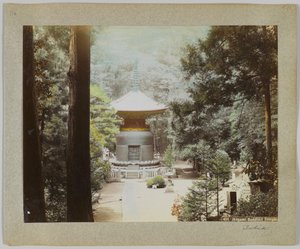 Ikegamin buddhalainen temppeli, Tokio, Japani (käsinvärinen mustavalkoinen kuva) tekijältä Japanese Photographer