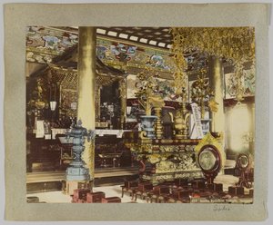 Buddhalaisen temppelin sisällä, Ikegami, Tokio, Japani (käsinvärinen mustavalkokuva) tekijältä Japanese Photographer