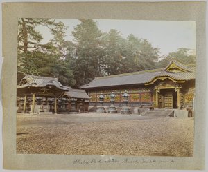 Inside the Temple Grounds, Shiba Park, Tokio, Japani (käsinvärinen mustavalkokuva) tekijältä Japanese Photographer