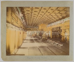 Jemitsu-temppelin sisustus, Nikko, Japani (käsinvärinen mustavalkokuva) tekijältä Japanese Photographer