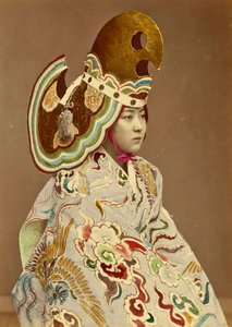 Japanilainen tyttö perinteisessä asussa, n. 1880 (käsinvärjätty albumikuva) tekijältä Japanese Photographer