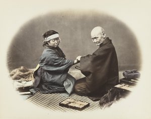 Japanilainen mies ja nainen perinteisessä mekossa (käsinvärinen mustavalkokuva) tekijältä Japanese Photographer