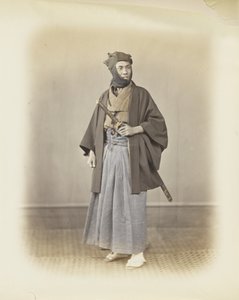 Japanilainen mies perinteisessä mekossa (käsinvärinen mustavalkokuva) tekijältä Japanese Photographer