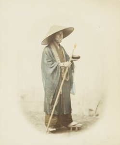 Japanilainen mies perinteisessä mekossa (käsinvärinen mustavalkokuva) tekijältä Japanese Photographer