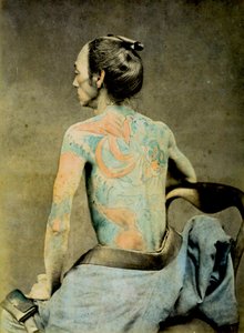 Japanilainen mies perinteisillä Irezumi-tatuoinneilla, n. 1890 (käsinvärjätty albumikuva) tekijältä Japanese Photographer