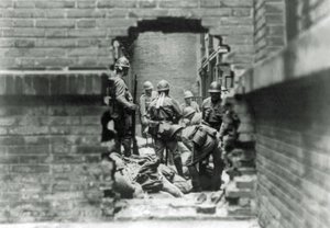 Japanilaiset sotilaat osallistuvat katutaisteluihin Shanghaissa, Kiinassa, vuonna 1937 tekijältä Japanese Photographer