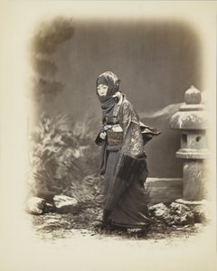 Japanilainen nainen lumessa (käsinvärinen mustavalkokuva) tekijältä Japanese Photographer