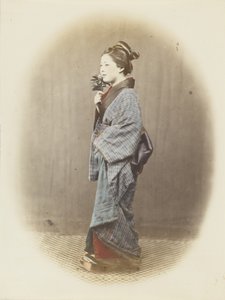 Japanilainen nainen perinteisessä mekossa (käsinvärinen mustavalkokuva) tekijältä Japanese Photographer