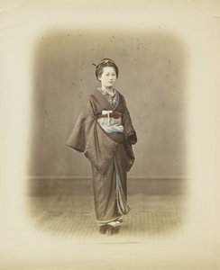 Japanilainen nainen perinteisessä mekossa (käsinvärinen mustavalkokuva) tekijältä Japanese Photographer