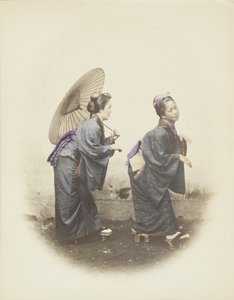 Japanilaiset naiset perinteisessä mekossa (käsinvärinen mustavalkokuva) tekijältä Japanese Photographer