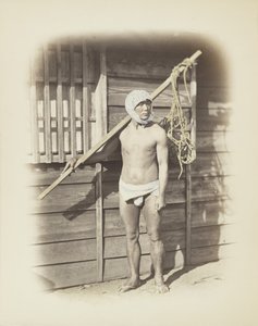 Mies kalastuskorilla (käsinvärinen mustavalkokuva) tekijältä Japanese Photographer
