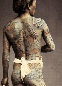 Mies perinteisellä japanilaisella Irezumi-tatuoinnilla, n. 1880 tekijältä Japanese Photographer