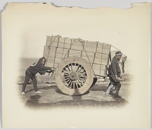 Miehet kuljettavat kärryä (käsinvärinen mustavalkokuva) tekijältä Japanese Photographer