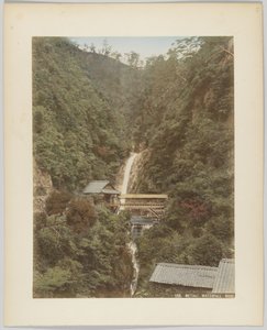Meraki-vesiputous, Kobe, Japani (käsinvärinen mustavalkokuva) tekijältä Japanese Photographer