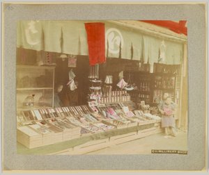 Millinery shop, Japani (käsinvärinen mustavalkokuva) tekijältä Japanese Photographer