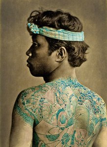Miehen muotokuva perinteisillä japanilaisilla Irezumi-tatuoinneilla, n. 1880 (käsinvärjätty albumikuva)