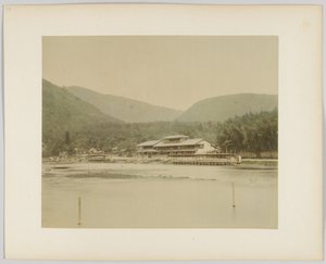 Jokimaisema, Japani (käsinvärinen mustavalkokuva) tekijältä Japanese Photographer