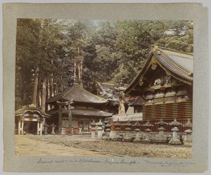 Pyhä kaivo ja varastot, Tōshō-gū, Nikko, Japani (käsinvärinen mustavalkokuva) tekijältä Japanese Photographer