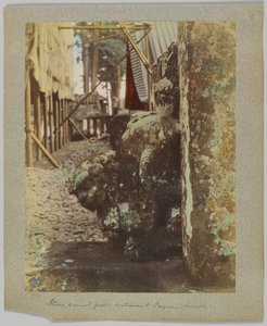 Kivestä veistetty pylväs Tōshō-gūn sisäänkäynnillä, Nikko, Japani (käsinvärinen mustavalkokuva) tekijältä Japanese Photographer