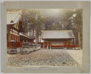 Kauppatalot Tōshō-gūssa, Nikossa, Japanissa (käsinvärinen mustavalkokuva) tekijältä Japanese Photographer
