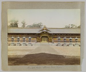Temple Gate, Shiba Park, Tokio, Japani (käsinvärinen mustavalkokuva) tekijältä Japanese Photographer