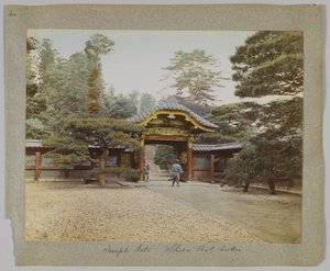 Temple Gate, Shiba Park, Tokio, Japani (käsinvärinen mustavalkokuva) tekijältä Japanese Photographer