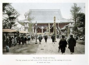 Asakusa-temppeli Tokiossa, n. 1880 (käsinvärjätty albumiprintti kortissa) tekijältä Japanese Photographer