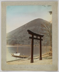 Torii Chuzenji-järvellä, Nikko, Japani (käsinvärinen mustavalkokuva) tekijältä Japanese Photographer